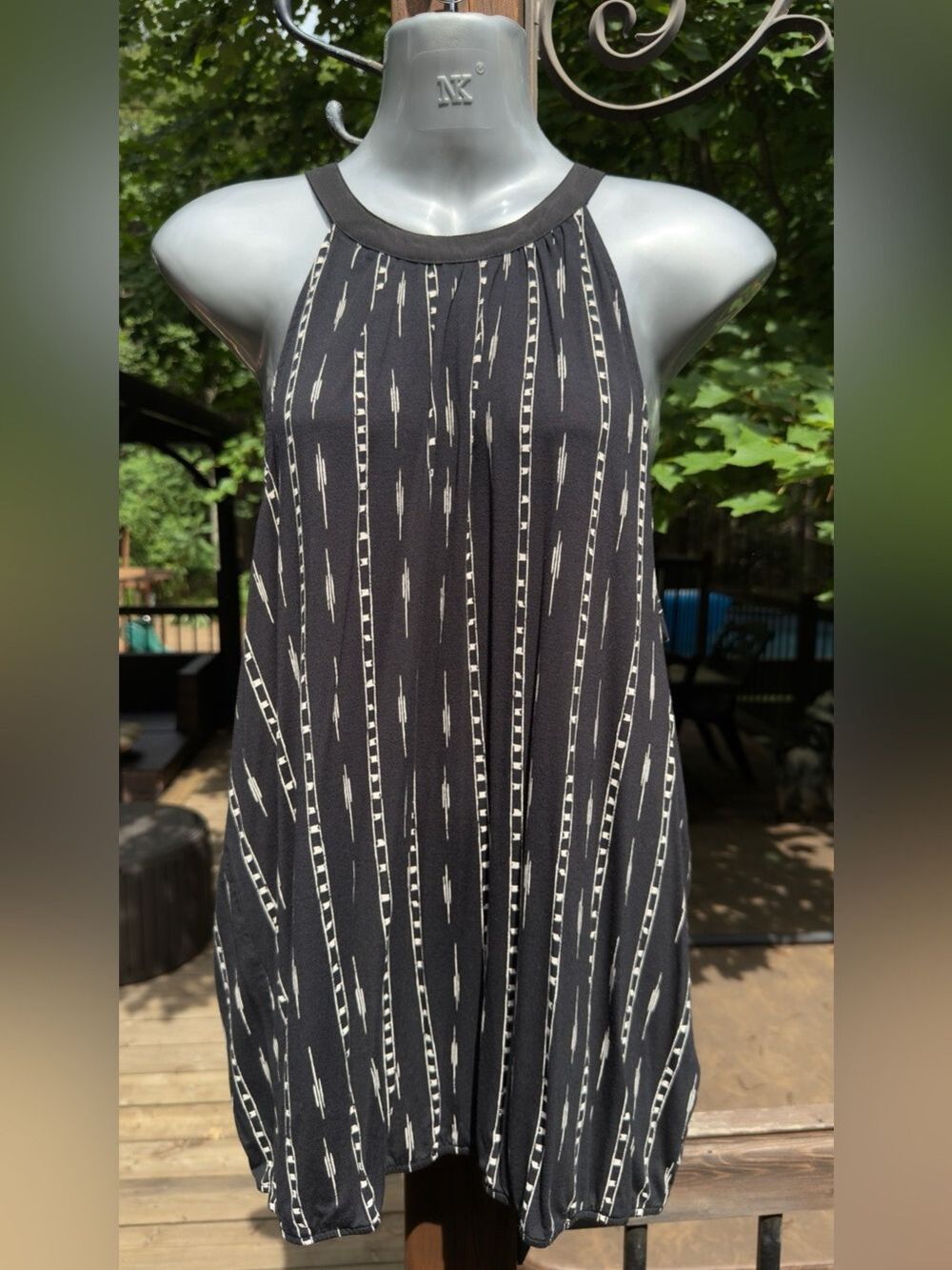 • Reitmans Black Sleeveless Halter-Style Printed Top - Picture 3 of 8